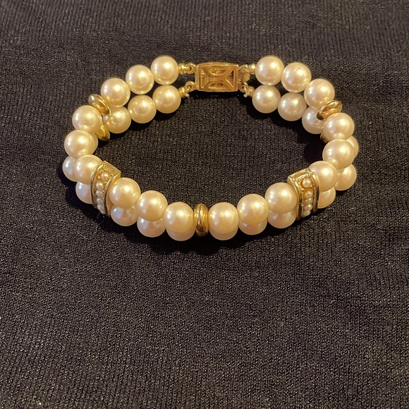 Double strand pearl bracelet with gold bead details - Picture 2 of 4